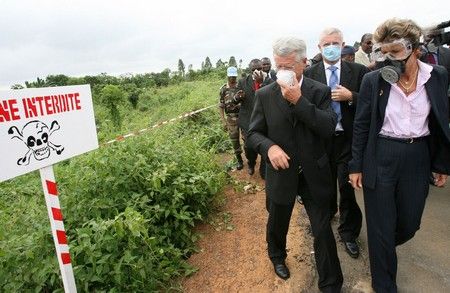 Francouzský velvyslanec na Pobřeží slonoviny Andre Janier a francouzská ministryně pro spolupráci Brigitte Jiradin (vpravo) procházejí kolem oblasti u vesnice Akuedo, kde byl uložen toxický odpad. | Foto: Reuters