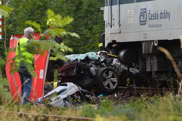 Místo v Černožicích, kde zemřeli v neděli odpoledne dva dospělí a dvě děti po srážce s vlakem | Foto: ČTK