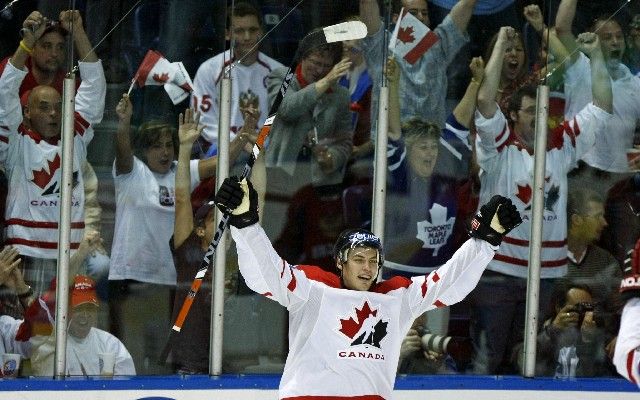 Ryan Getzlaf slaví gól Danyho Heatlyho ve finále MS proti Rusku. | Foto: Reuters