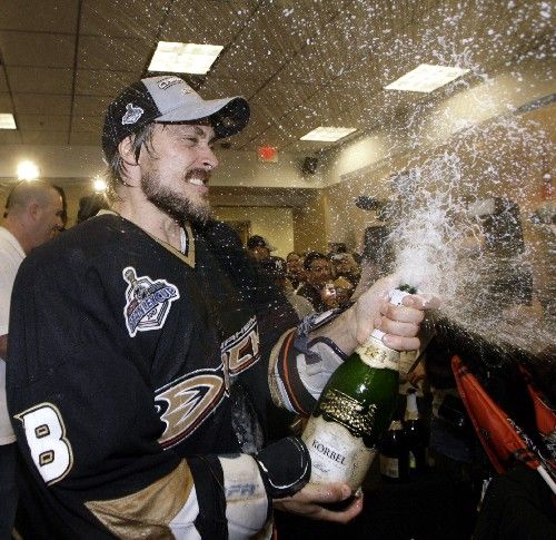 Anaheimský veterán Teemu Selänne slaví zisk svého prvního Stanley Cupu po finálovém vítězství nad Ottawou. | Foto: Reuters