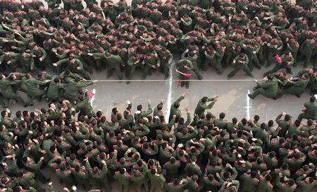 Vojáci z Š'-ťia-čuang v severočínské provincii Cha-pej soutěží v přetahované během oslav příchodu roku prasete. | Foto: Reuters