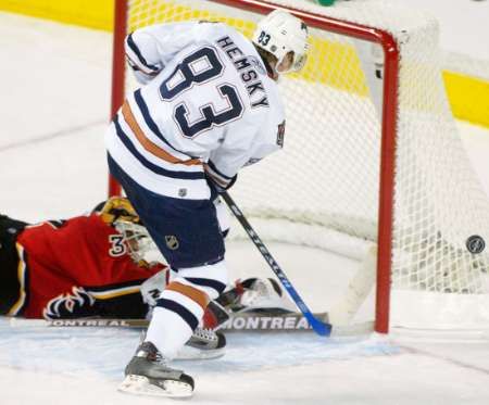 Brankář Calgary Flames Miikka Kiprusoff skvělým zákrokem vychytal Aleše Hemského z Edmontonu Oilers. | Foto: Reuters