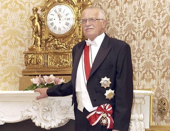 Prezident Václav Klaus v roce 2004. Pod frakem má velkostuhu Řádu Bílého lva, k němu náleží i výše umístěná hvězda. Níže je hvězda Řádu TGM. | Foto: Kancelář prezidenta republiky