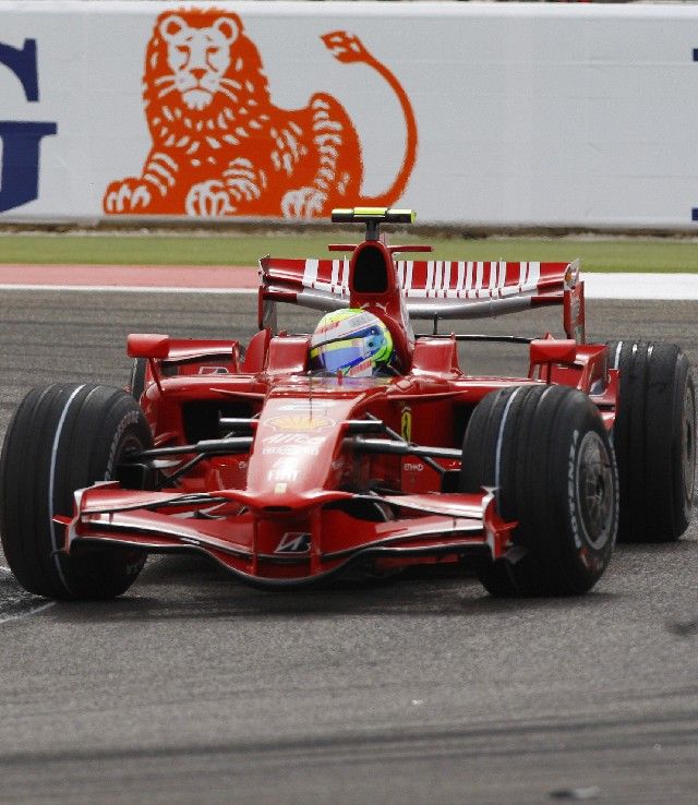 Brazilec Felipe Massa s Ferrari v čele Velké ceny Bahrajnu. | Foto: Reuters