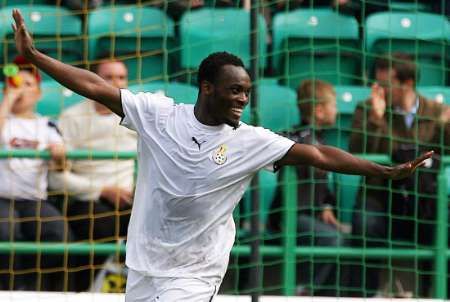 Ghanský elitní fotbalista Michael Essien slaví svůj gól v přípravě proti Jižní Koreji. | Foto: Reuters