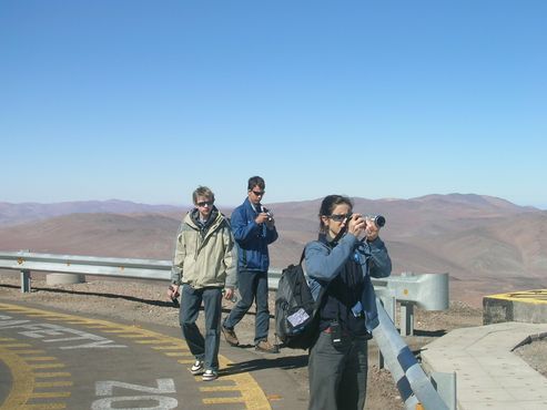 Na plošině observatoře si oblohu bez mráčku užívají (zleva) Jan Měšťan, Jan Kotek a Laura Venturová, manažerka observatoře pro styk s veřejností. | Foto: Archiv Jana Měšťana