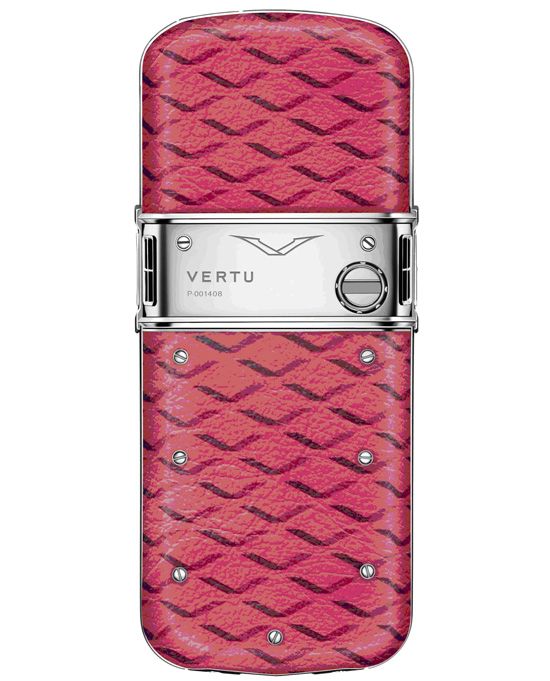 Řada telefonů Vertu Constellation má povrchovou úpravu ze zlata nebo chirurgické oceli. Zadní část je pokryta kůží - údajně jde o největší kus kůže, jaký kdy byl u mobilního telefonu použit. Tyto telefony jsou určeny hlavně světoběžníkům a cestovatelům. Pracuje ve třech GSM pásmech, čímž je dostupný ve více než 180-ti zemích světa. | Foto: Vertu