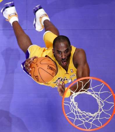 Kobe Bryant z Los Angeles Lakers zakončuje smečí v zápase NBA proti Seattle Supersonics. | Foto: Reuters