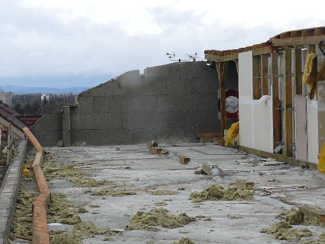 Vítr strhl střechu obytného domu v ulici Pod Záměčkem v Hradci Králové. Škody jsou odhadovány na stovky tisíc korun | Foto: Jiří Máslo