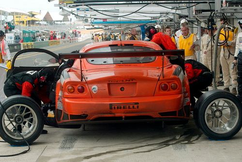 Panoz Espetante stáje Team LNT v péči mechniků v Le Mans. | Foto: Reuters