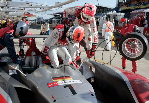 Ital Emanuele Pirro (vlevo) uvolňuje místo v kokpitu Audi R10 Marco Wernerovi z Německa. | Foto: Reuters