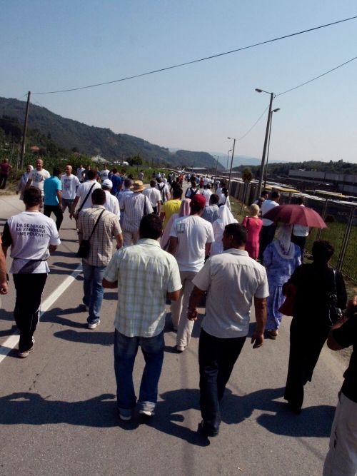 Hřbitov s memoriálem k srebrenické tragédii leží několik kilometrů za Srebrenicí - v obci Potorači. Po jediné příjezdové cestě se vydaly tisíce lidí. | Foto: Tomáš Rákos