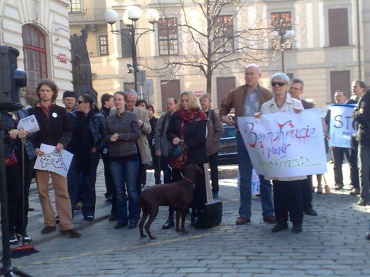 Na demonstraci přišla i režisérka Olga Sommerová s dcerou Olgou Špátovou. Ani jedna z nich ale za řečnický pultík nechtěla. | Foto: Hana Pecinová