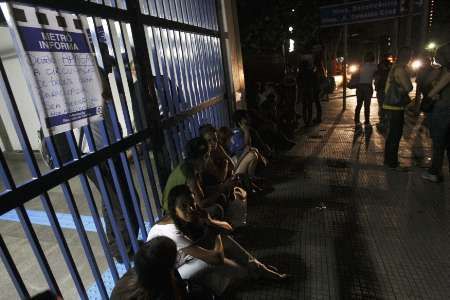 Obyvatelé čekají venku na metro, které je zavřené díky výpadku proudu v Sao Paulu | Foto: Reuters