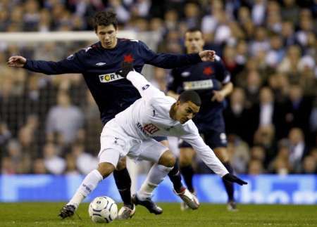 Fotbalista Tottenhamu Aaron Lennon (vpravo) v souboji se slávistou AMrkem Suchým v odvetě 3. kola Poháru UEFA. | Foto: Reuters