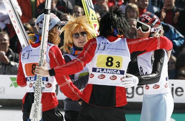 Norští skokané (zprava) Björn Einar Romören, Anders Bardal, Anders Jacobsen a Tom Hilde slaví vítězství v týmové soutěži v letech na lyžích v Planici. | Foto: Reuters