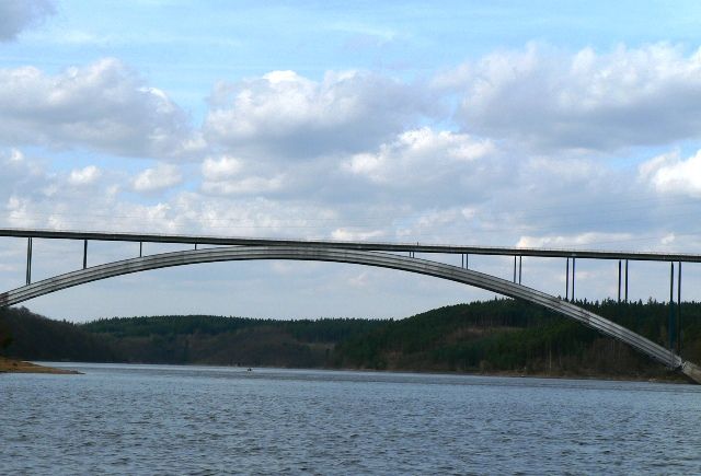 A také na mostech, které namrzají dříve než silnice vedoucí po suché zemi | Foto: Aktuálně.cz