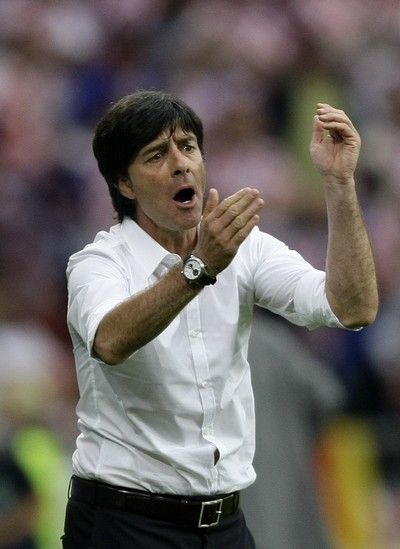 Joachim Löw nebyl s průběhem zápasu vůbec spokojen. | Foto: Reuters