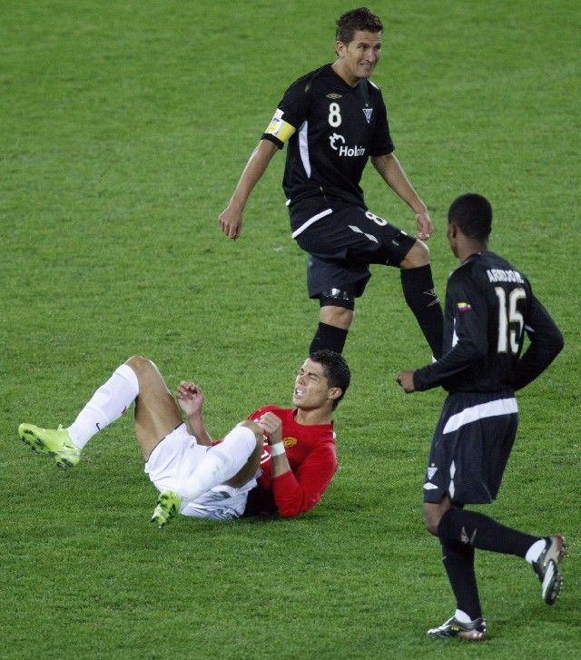 Portugalec Ronaldo z Manchesteru United se ocitl po zákroku Patricia Urrutii z LDU Quito na zemi. | Foto: Reuters