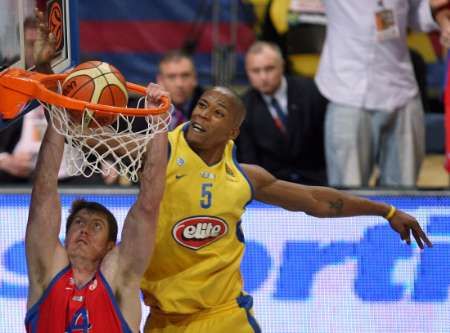 Alexey Savrašenko z CSKA Moskva skóruje přes Macea Baston z Maccabi Tel Aviv (vpravo) během Euro League Final Four. | Foto: Reuters