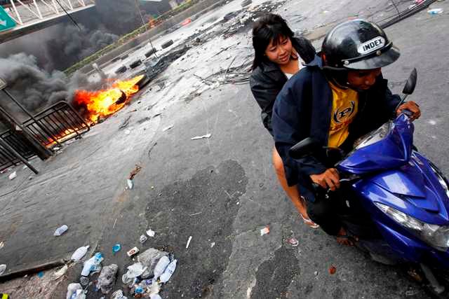 Ujíždějí do bezpečí. | Foto: Reuters