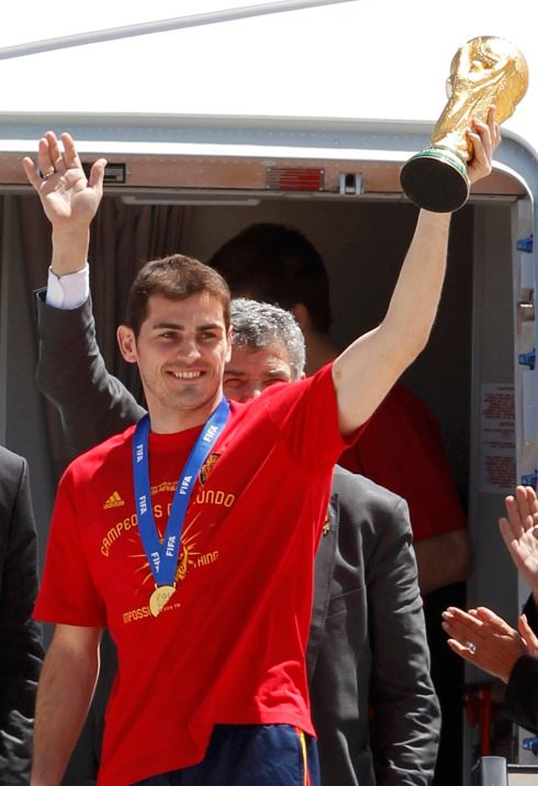 Mistrovskou trofej vytáhl na pyrenejské světlo kapitán Iker Casillas. | Foto: Reuters