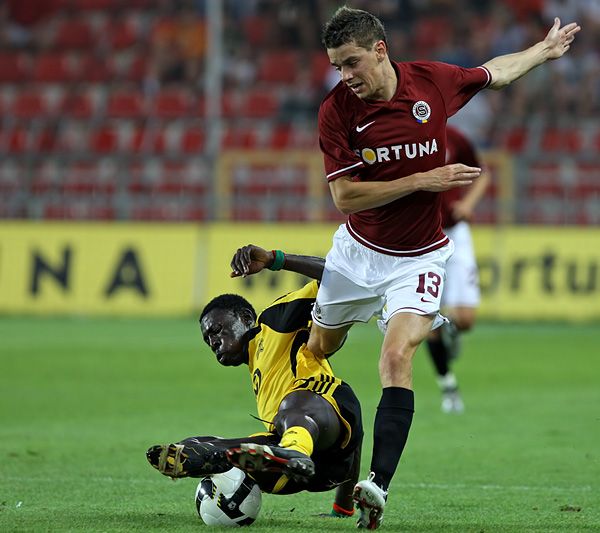 Ondřej Kušnír (13, AC Sparta Praha) blokovaný Moldavcem Wilfriedem Balimou. | Foto: Tomáš Adamec, Aktuálně.cz