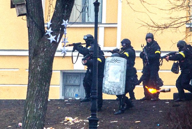 Palba příslušníků jednotek Berkut, označených žlutými páskami, ale pokračovala dál. | Foto: Archiv rodiny Huryka