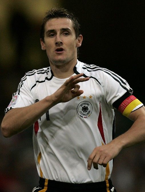 Němec Miroslav Klose slaví branku v síti Walesu v kvalifikačním zápase o postup na Euro 2008. | Foto: Reuters