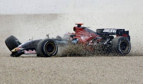 Vitantonio Liuzzi se svým monopostem Toro Rosso nezvládl první zatáčku Velké ceny Francie a s upadlým kolem skončil mimo trať. | Foto: Reuters