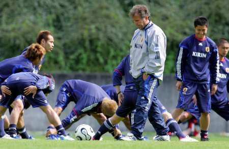 Brazilský trenér Zico vede trénink japonských fotbalistů v Bonnu | Foto: Reuters