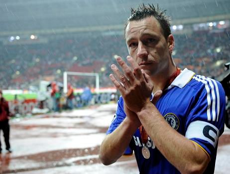 Smutný John Terry děkuje fanouškům na stadionu v Moskvě | Foto: Reuters