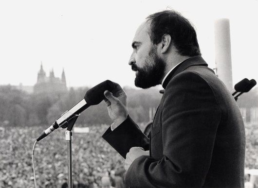 Tomáš Halík během demonstrací na Letné v listopadu 1989. | Foto: Soukromý archiv Tomáše Halíka.