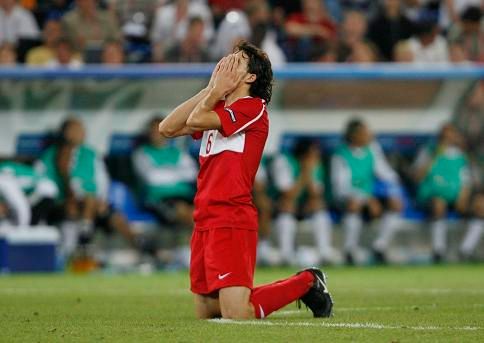 Tradiční oporou tureckého národního týmu je defenzivní záložník Mehmet Topal. | Foto: Reuters