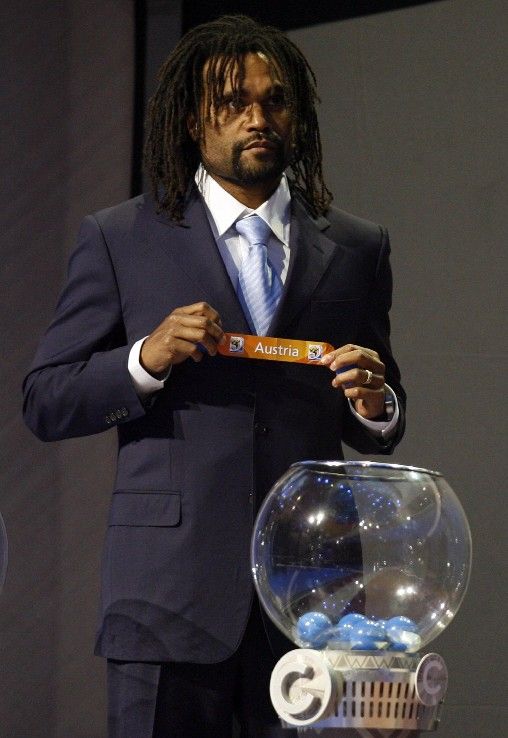 Bývalý francouzský fotbalista Christian Karembeu losuje kvalifikační skupiny pro MS 2010 v Jihoafrické republice. | Foto: Reuters