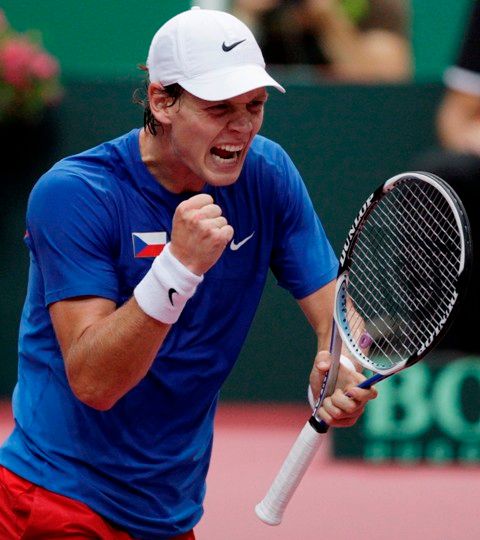 Tomáš Berdych se raduje během zápasu s Argentincem Juanem Monacem. | Foto: Reuters