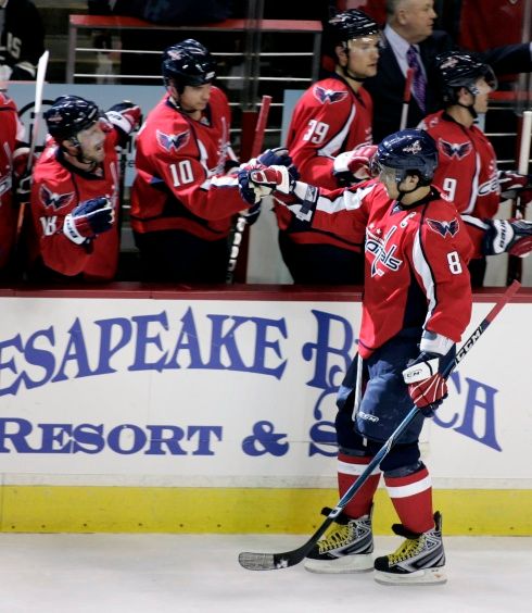 ... tak s celou lavičkou Capitals. | Foto: Reuters