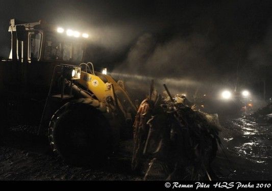 Zápach z ohořelých odpadů se rozšířil ulicemi Prahy 8 a Prahy 7. | Foto: Roman Půta HZS Praha