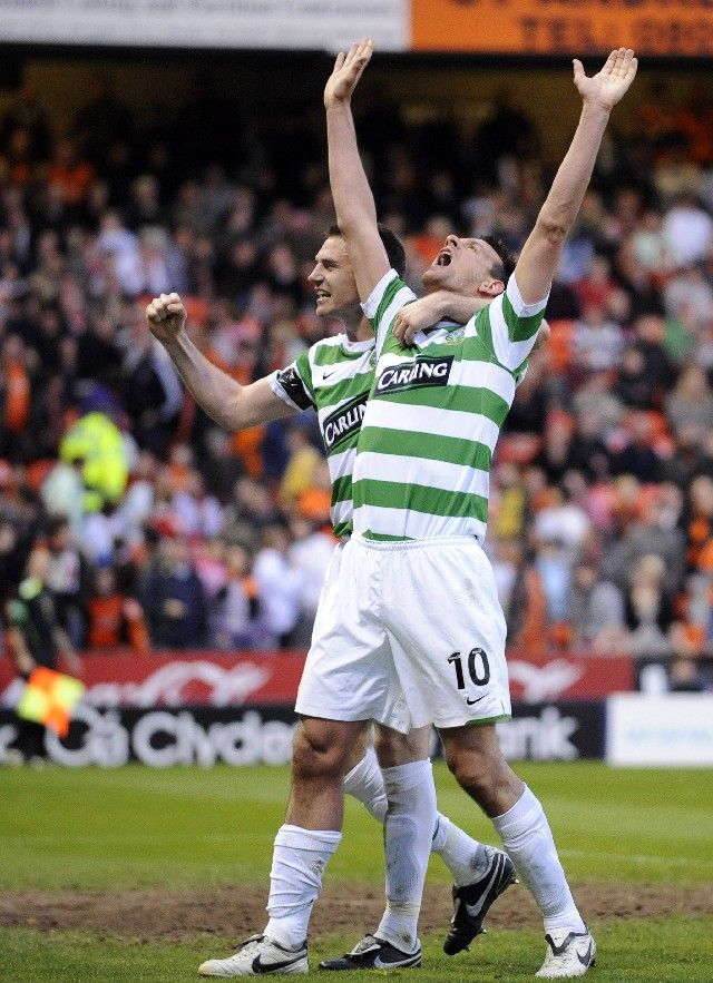 Jan Vennegoor of Hesselink ze Celtiku Glasgow se raduje z gólu do sítě Dundee United. Celtik obhájil skotský fotbalový titul. | Foto: Reuters