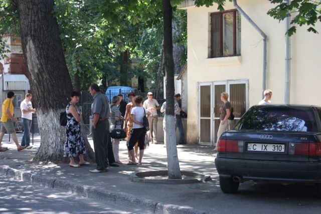 Fronta před rumunským velvyslanectvím v Kišiněvě. | Foto: Naďa Straková