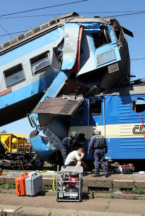 Rychlík směrem na České Budějovice jel podle všeho v době srážky velice pomalu. Přesto setrvačnost vlakové soupravy způsobila katastrofu. Odstavená souprava byla v době nehody naštěstí bez cestujících. | Foto: Ondřej Besperát