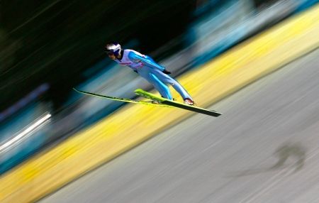 Skok Gregora Schlierenzauera v kvalifikaci na středním můstku na MS v Japonsku. | Foto: Reuters