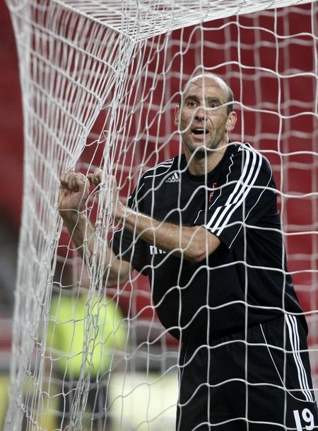 Český útočník ve službách Norimberku, Jan Koller uvízl v síti během utkání Poháru UEFA s Benficou Lisabon. | Foto: Reuters