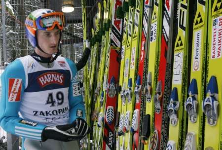 Jakub Janda si vybírá lyže při závodě SP skokanů v polském Zakopaném. | Foto: Reuters