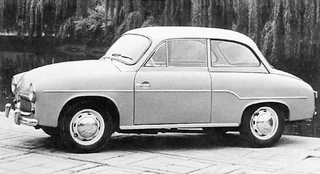 Kvůli omezené výrobní kapacitě dodavatele motorů dostaly v 60. letech některé syreny východoněmecký tříválec Wartburg. Pak se ve verzi Syrena 104 objevil i polský tříválec. | Foto: FSO