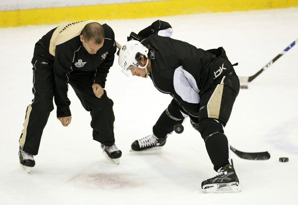 Pittsburghský kapitán Sidney Crosby musí nacvičit všechno, i vhazování. | Foto: Reuters