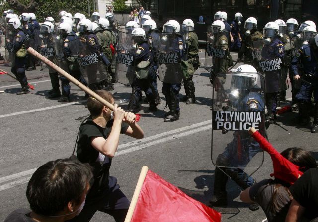 Mladí Řeci ventilovali v ulicích svůj hněv v souvislosti s krizí, za kterou nemohou | Foto: Reuters