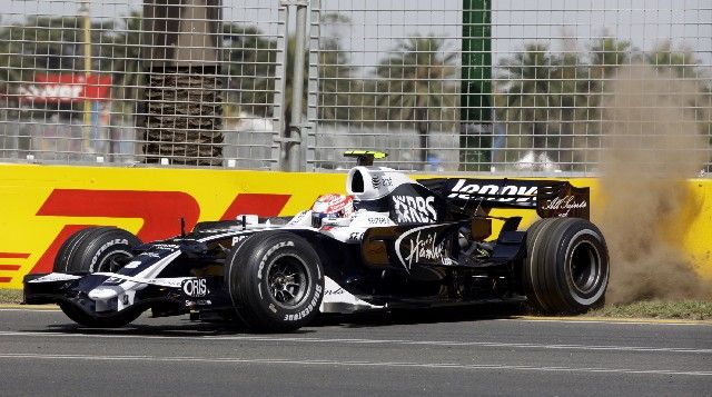 Japonec Kazuki Nakajima z Williamsu akceleruje ve druhé části tréninku na Velkou cenu Austrálie v Melbourne. | Foto: Reuters