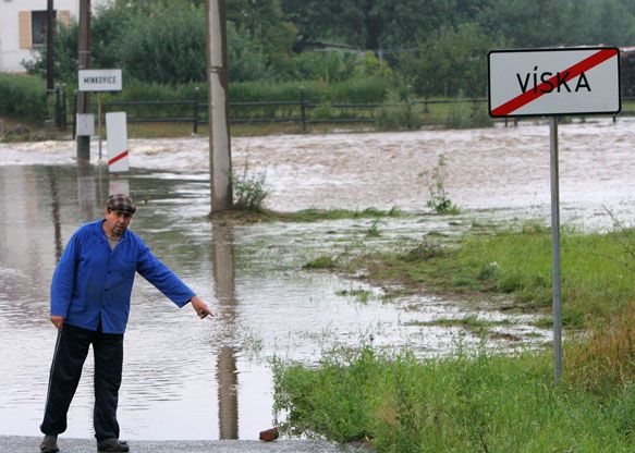 V obci Víska se řeka Smědá už na dvou místech vylila na silnici. | Foto: Ludvík Hradílek