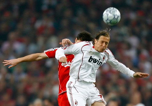 Massimo Ambrosini z AC Milán (v bílém) bojuje o míč s liverpoolským Xabi Alonsem. | Foto: Reuters